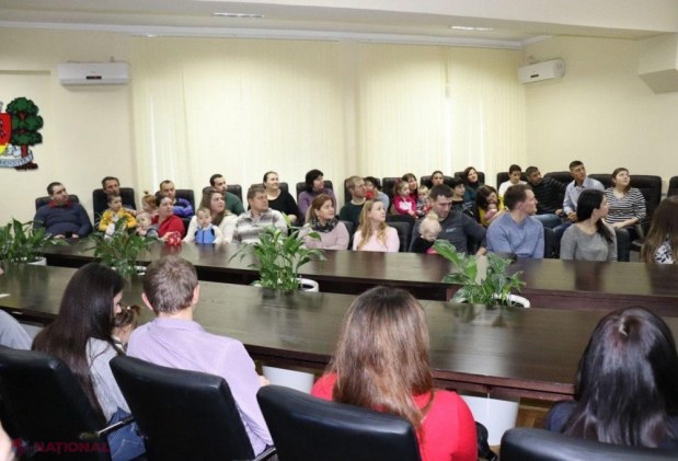 FOTO // Mamele din Orhei continuă să primească ALOCAȚII de 7 000 și 10 mii de lei datorită unei inițiative lansate de Șor