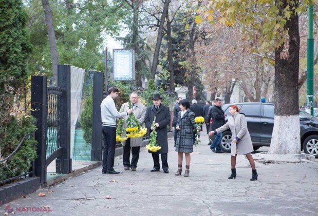 FOTO // Sute de oameni au venit să-și ia rămas bun de la maestrul Titus Jucov