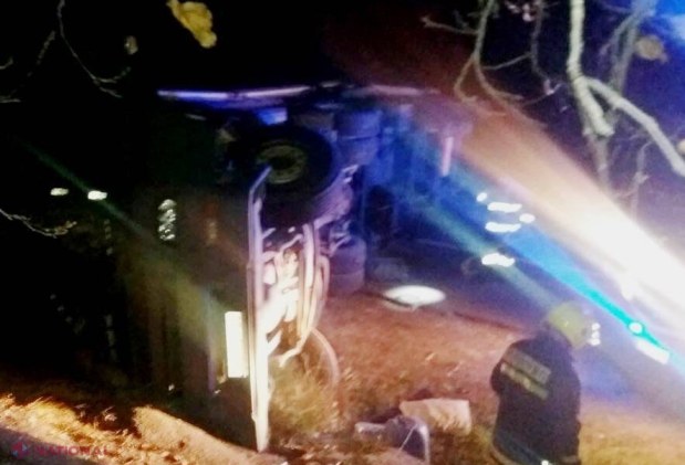 VIDEO // Un camion încărcat cu 25 de tone de floarea-soarelui s-a răsturnat în raionul Cahul: Șoferul, rămas prins între fiare