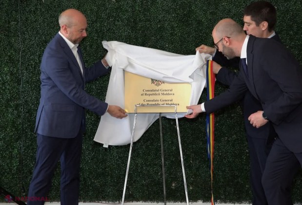 FOTO // Diaspora din SUA beneficiază de serviciile a două CONSULATE noi - cel din Chicago și Sacramento. Moldovenii din Chicago au încins o HORĂ în fața consulatului 