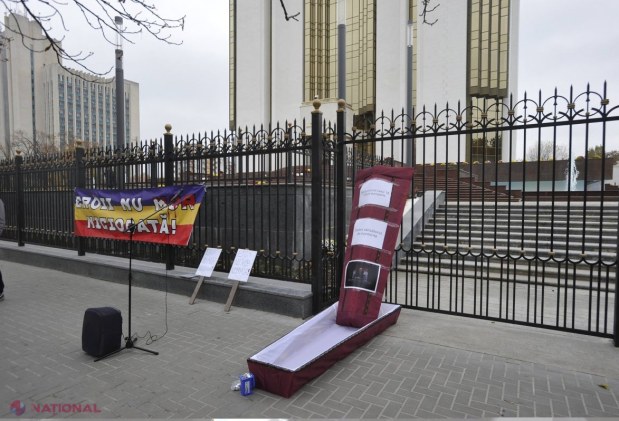 FOTO // Sicriu pentru Igor Dodon și plângere penală la Procuratură pe numele actualului președinte