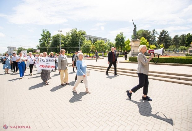 Flashmob cu cratițe în centrul capitalei, organizat de PCRM și Partidul „ȘOR”