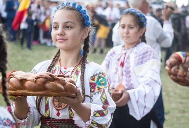 FOTO // R. Moldova GĂZDUIEȘTE cel mai mare FESTIVAL dedicat Românilor de Pretutindeni. Irina Loghin: „Cât voi trăi voi cânta pentru Basarabia, că-i pământ din Țara mea”