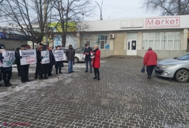 FOTO // Proteste contra „justiției vândute”! Partidul „ȘOR” cere DEMISIA magistraților care au scos-o pe Marina Tauber din alegeri