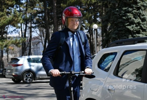 FOTO // Ministrul Finanțelor, cu trotineta la SERVICIU. Andrian Gavriliță a renunțat la mașina de serviciu pentru a economisi bani și timp în ambuteiajele din Chișinău