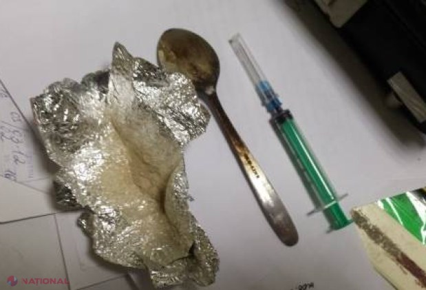 Un funcționar se DROGA la locul de muncă? Heroină și seringi, depistate într-o instituție publică din Chișinău 