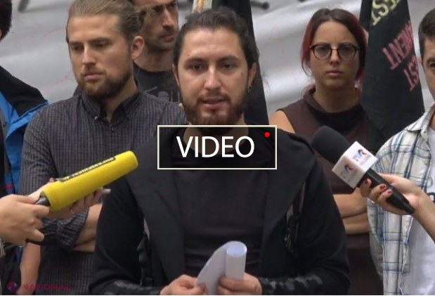 Protestatarii „Occupy Guguță” acuză Poliția de provocări: Chimicale și mase fecale, împrăștiate în Grădina Publică Ștefan cel Mare, dar și oameni ai străzii aduși lângă cafeneaua Guguță 