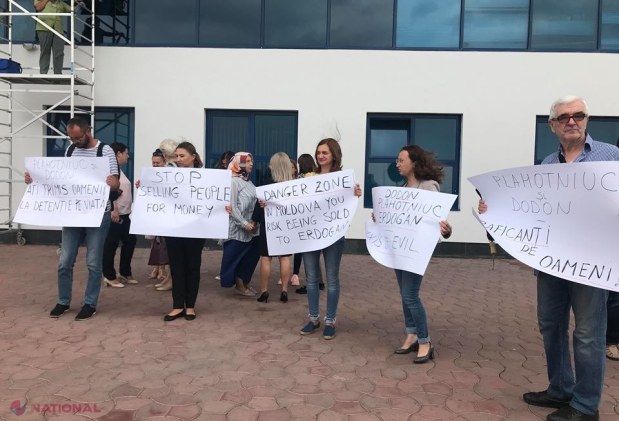 Protest la Aeroport și urare pentru Dodon: Atunci când va sta în fotoliul donat de Erdogan, să se gândească la copilul luat pe sus astăzi de SIS care va sta probabil toată viața fără mamă sau tată