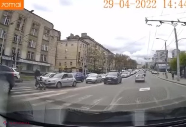 VIDEO // Cine e șoferul unui Mercedes de 100 000 de euro, care, pe TRECEREA de pietoni, a fost la un pas să ZDROBEASCĂ trei oameni, inclusiv un bebeluș aflat într-un căruț