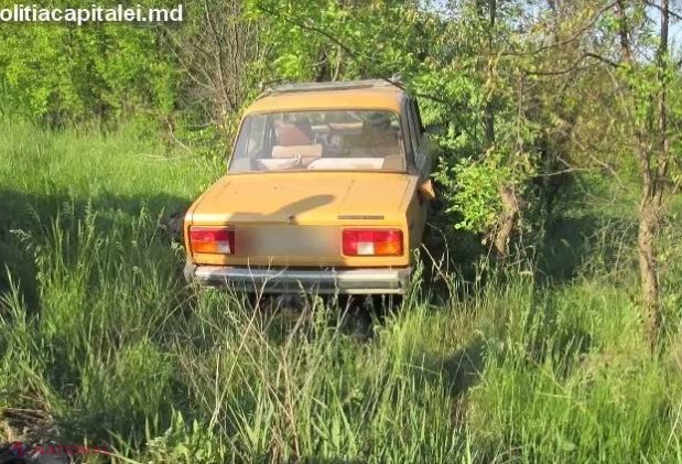 Chișinău // Au răpit o mașină, după care s-au tamponat într-un copac