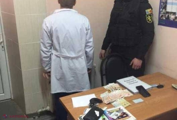 Deși trebuia să trateze consumatorii de droguri, le vindea STUPEFIANTE: Un angajat al Dispensarului Narcologic, REȚINUT