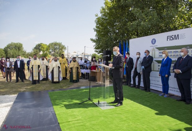 FOTO // La Comrat a demarat CONSTRUCȚIA unui bloc nou de studii a Liceului „Mihai Eminescu”, unicul liceu cu predare în limba română din oraș. România a acordat 15 milioane de lei pentru acest proiect