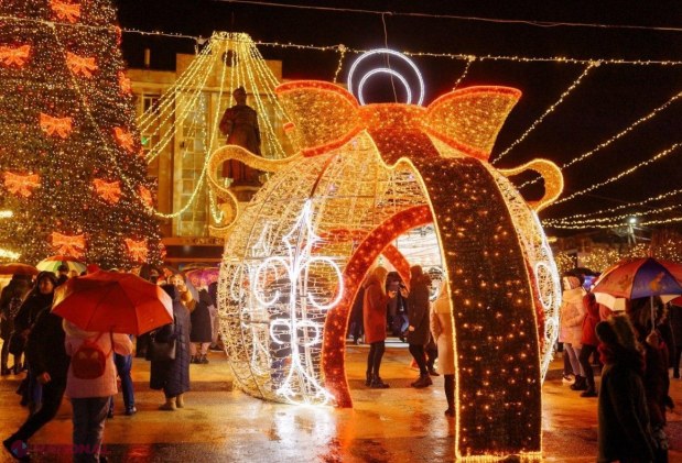 FOTO // Orheiul se laudă cu cel mai MARE pom de Crăciun din R. Moldova. Ilan Șor: „Orheiul a devenit pentru al șaptelea an consecutiv CAPITALA sărbătorilor de iarnă”. În centrul municipiului a fost amenajat și un „orășel european”
