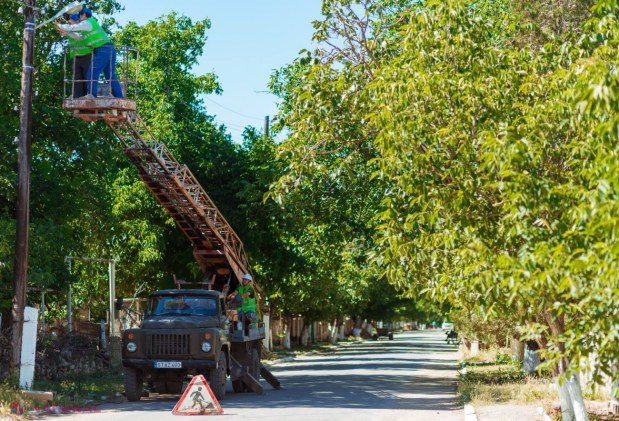 FOTO // La doar o săptămână de la preluarea mandatului, Marina Tauber a început lucrările de iluminare stradală în satul Lopatna
