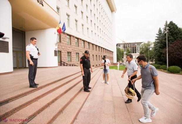 FOTO // Flashmob cu TIZIC în fața Președinției. Primarii Partidului „ȘOR”: „Nu mai vrem niciun pic guvernare pe tizic!”