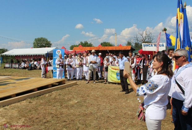 VIDEO // Interpetare EMOȚIONANTĂ la Festivalul „Statele Unite ale României”: Zeci de primari din stânga Prutului au cântat „Trandafir de la Moldova” în Maramureș