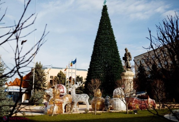 FOTO // La Orhei urmează să fie inaugurat cel MAI ÎNALT Pom de Crăciun din R. Moldova