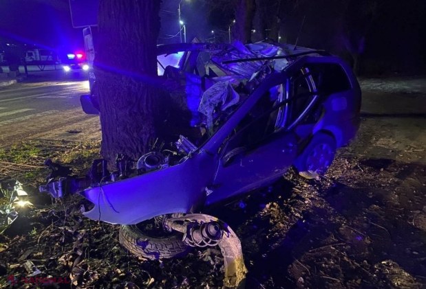 FOTO // Un polițist a murit în urma unui accident rutier produs în Chișinău. Cauza tragediei ar fi fost VITEZA excesivă
