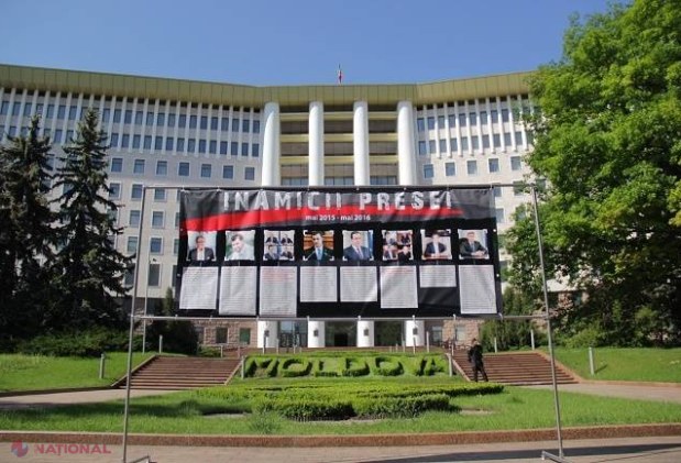 FOTO // Panoul RUȘINII, în fața Parlamentului