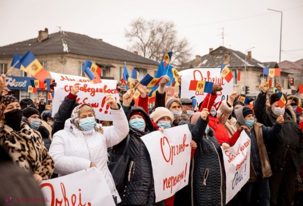 FOTO // Protest împotriva GUVERNĂRII la Orhei: Cei prezenți au cerut DEMISIA Guvernului, iar Consiliul Raional Orhei a votat o declarație în acest sens. „Începutul sfârșitului actualei guvernări începe aici, la Orhei”