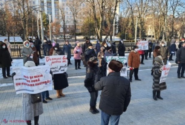 FOTO // Flashmob cu FACTURI la Președinție. Partidul „ȘOR” critică scumpirile fără precedent a gazelor: „Facturile pe care le primim ne îngrozesc. Nu doar pensionarii întâmpină mari dificultăți pentru a le achita