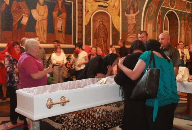 Reportaj FOTO // Flori de liliac și lacrimi pentru Ana Barbu