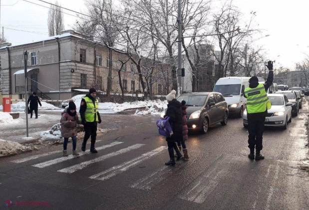 FOTO // IGP DUBLEAZĂ numărul de angajați la dirijarea traficului rutier în cele mai aglomerate sensuri giratorii și intersecții din capitală