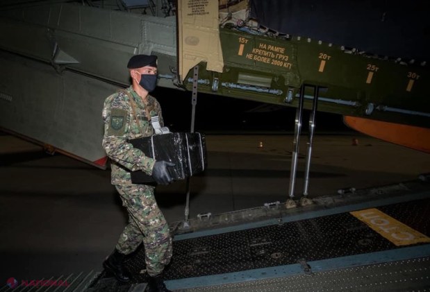 FOTO // În avion, „ca în banca ceea de șprote”: Cum au plecat cei 75 de militari moldoveni să defileze la parada de la Moscova, la ordinul lui Dodon