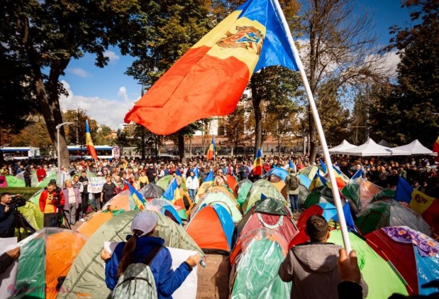 FOTO // Protestul de la Parlament crește în intensitate. „Peste 200 de corturi sunt deja în Orășelul Schimbării”