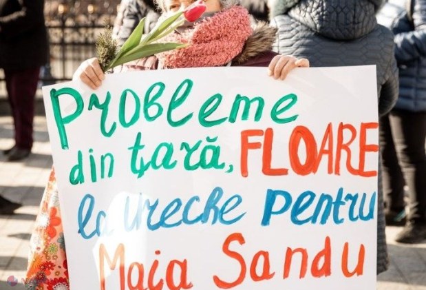 FOTO // „Bani de flori aveți, dar de pensii nu!”. Simpatizanții Partidului „ȘOR” i-a adus flori Maiei Sandu, inclusiv cactuși, pentru „ca să nu cheltuie banii poporului”