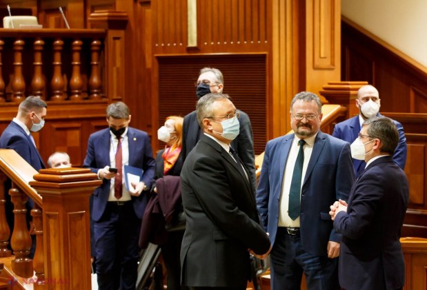 FOTO // Cetățenii R. Moldova, principalii BENEFICIARI ai ajutorului de 100 de MILIOANE de euro acordați de România: „Sunt bani care vor dezvolta comunitățile noastre prin crearea LOCURI de MUNCĂ, prin proiecte de infrastructură, culturale și de dezv