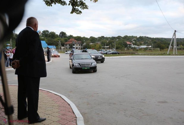 FOTO // Patriarhul Kiril, întâmpinat cu trandafiri albi la Căpriana
