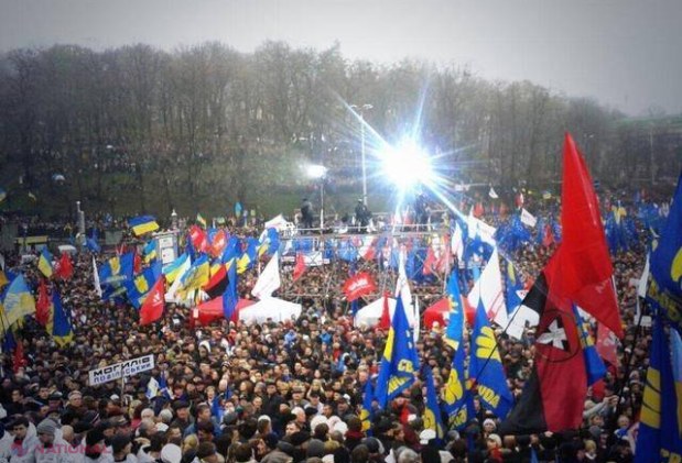 VIDEO, FOTO // Revoluţia portocalie se repetă la Kiev? Mii de ucraineni manifestează în favoarea apropierii de UE