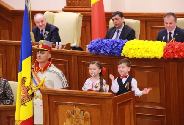 Mircea Snegur a povestit cine a arborat prima dată TRICOLORUL pe clădirea Parlamentului