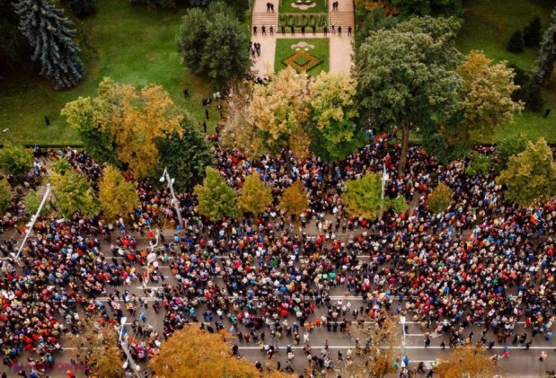 Un nou protest în fața Președinției și Parlamentului. Ilan Șor a îndemnat protestatarii să instaleze mai multe corturi în fața instituției prezidențiale. „Orășelul schimbării” s-ar putea extinde în toată capitala!