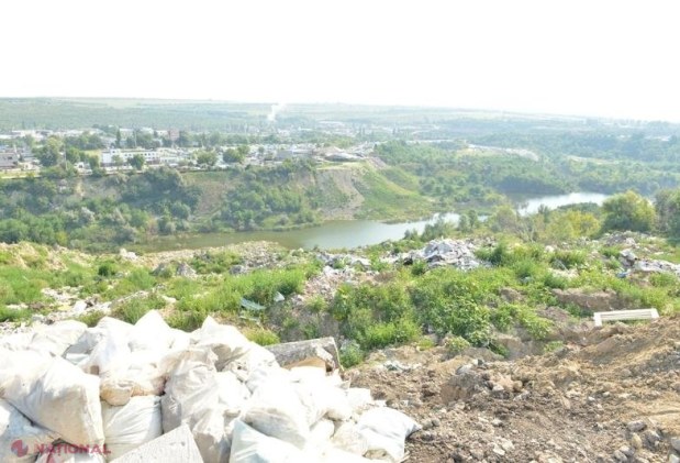 FOTO // Gunoiște NEAUTORIZATĂ în Chișinău, chiar pe malul râului Bâc. Codreanu: „Proprietarul este cunoscut”