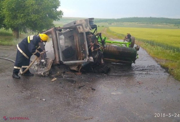 FOTO // Un tractor a ars ca o torță pe un traseu național, după ce a fost lovit de un camion: Șoferul, transportat la spital