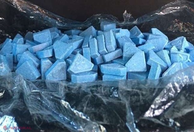 VIDEO // Un DEȚINUT administra de după gratii o rețea de traficanți de DROGURI. Polițiștii au confiscat peste 5 000 de pastile de „Ecstasy” și „Subutex”, în valoare de peste 2 000 000 de lei. Gruparea are ramificații în Germania