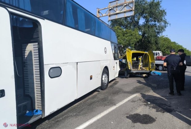 FOTO Grav accident la Râșcani, cu implicarea unui autobuz de pe ruta Chișinău – Kiev. Două persoane au decedat