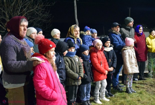 FOTO // Echipa lui Ilan Șor de la Orhei INAUGUREAZĂ pomi de Crăciun în toate cele 74 de localități din raion
