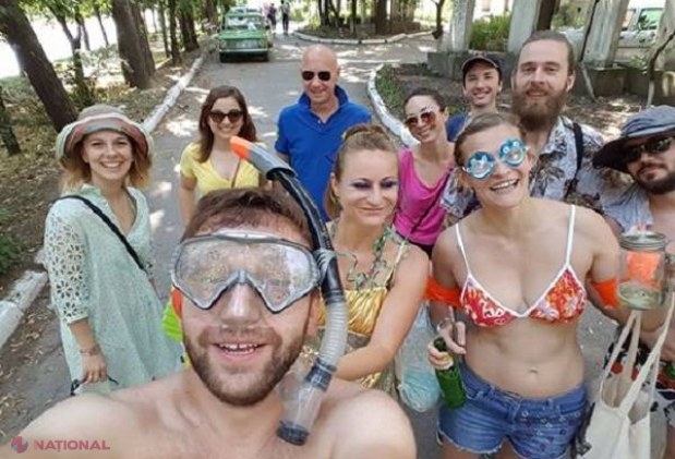 FOTO // Doi tineri au făcut BAIE la propriu pe str. Albișoara după ploaia de azi! Ca la plajă
