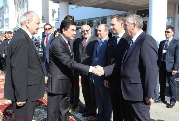 Reportaj FOTO // Cum a fost întâmpinat, la Chișinău, președintele Turkmenistanului