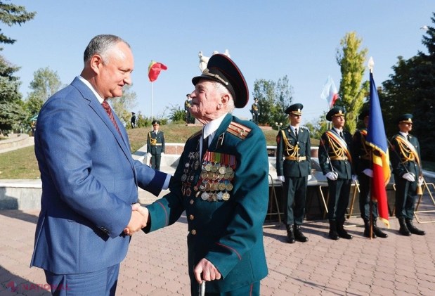 FOTO, SFIDARE // Autoritățile din Găgăuzia au IGNORAT ziua de DOLIU decretată pe 23 august și NU au arborat drapelul de stat în BERNĂ. Dodon a mers la Comrat pentru a „sărbători eliberarea” de sub ocupația fascistă