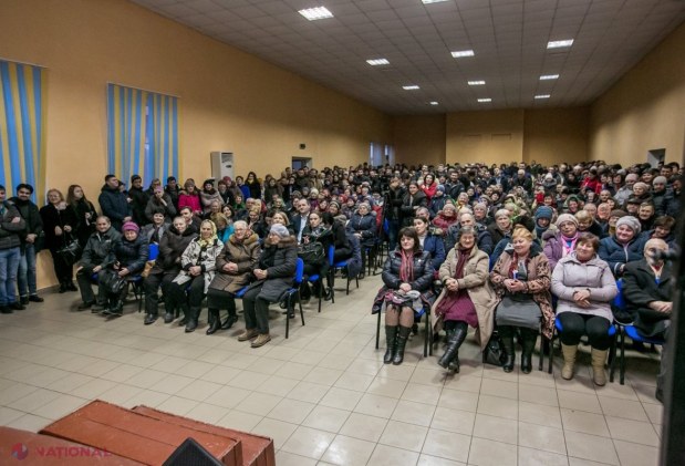 FOTO // Oamenii din Grozești și-au făcut cu greu loc în sală, la întâlnirea cu consăteanul Vlad Plahotniuc: „Oamenii știu că eu le-am rămas mereu aproape”