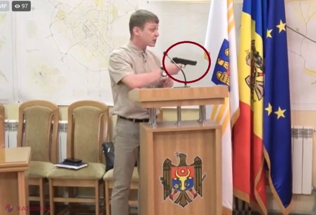 VIDEO // Un protestatar a BLOCAT cu mașina intrarea în Primăria Chișinău. Acesta a venit anterior cu o ARMĂ-brichetă în instituția publică