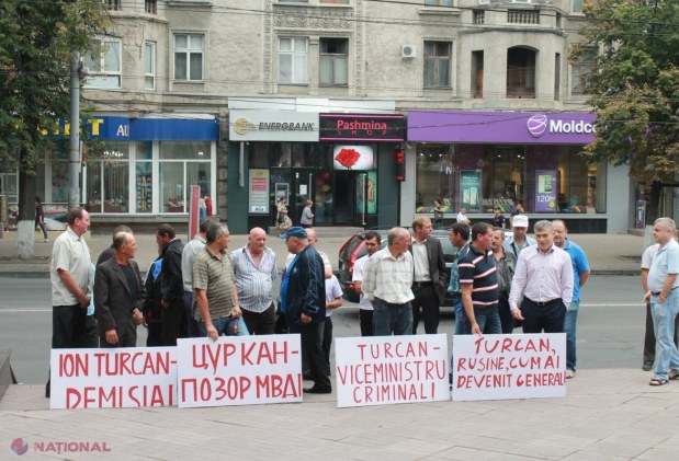 FOTO // PROTEST la MAI: „Vor să ne schimbe ministrul”