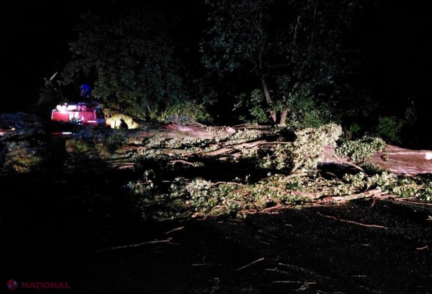 FOTO // Furtuna de seara trecută a provocat mai multe stricăciuni, iar zeci de localități au rămas fără curent electric. Peste 200 de SALVATORI sunt antrenați în lichidarea consecințelor intemperiei