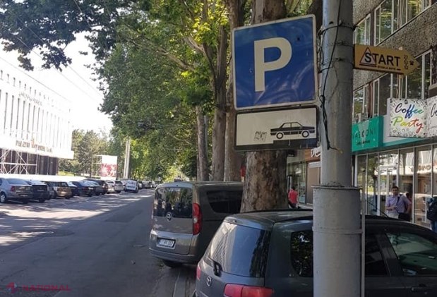 FOTO // A dispărut PARCAREA de pe strada Pușkin. Acum trotuarul seamănă cu o alee PIETONALĂ