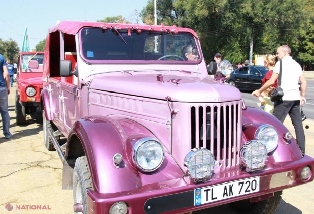 Reportaj FOTO // Mașina lui James Bond, în centrul Chișinăului