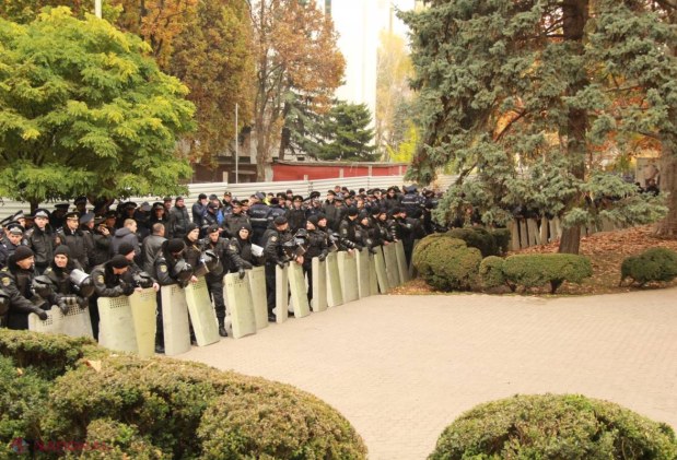 FOTO // Măsuri SPORITE de securitate astăzi la Guvern și Parlament: Sute de polițiști echipați și mașini ale pompierilor